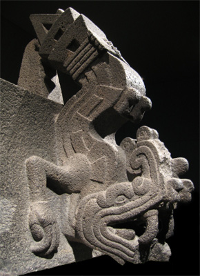 La serpiente de fuego azteca Xiuhcóatl, guardiana del sol celestial y un aspecto del ‘fuego del refinamiento’ que purifica y da vida al centro emocional